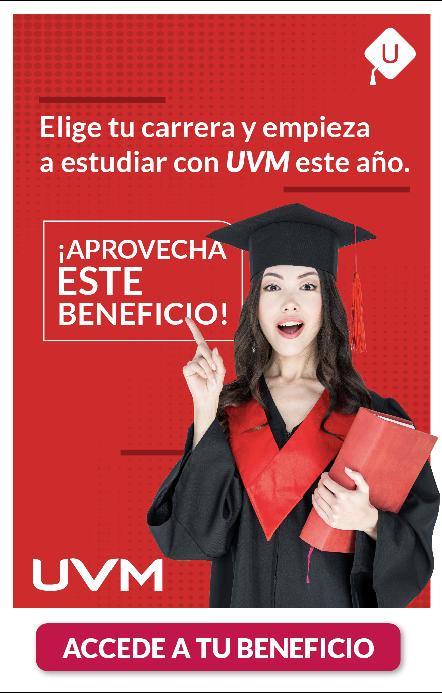 Estudiante con toga y birrete sosteniendo un libro rojo, promocionando beneficios para estudiar en UVM este año.